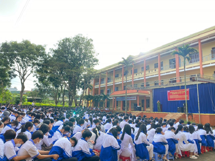 Công an huyện Ea H'Leo tổ chức tuyên truyền, phổ biến pháp luật cho cán bộ, giáo viên và học sinh trường THPT Phan Chu Trinh, xã Ea Ral